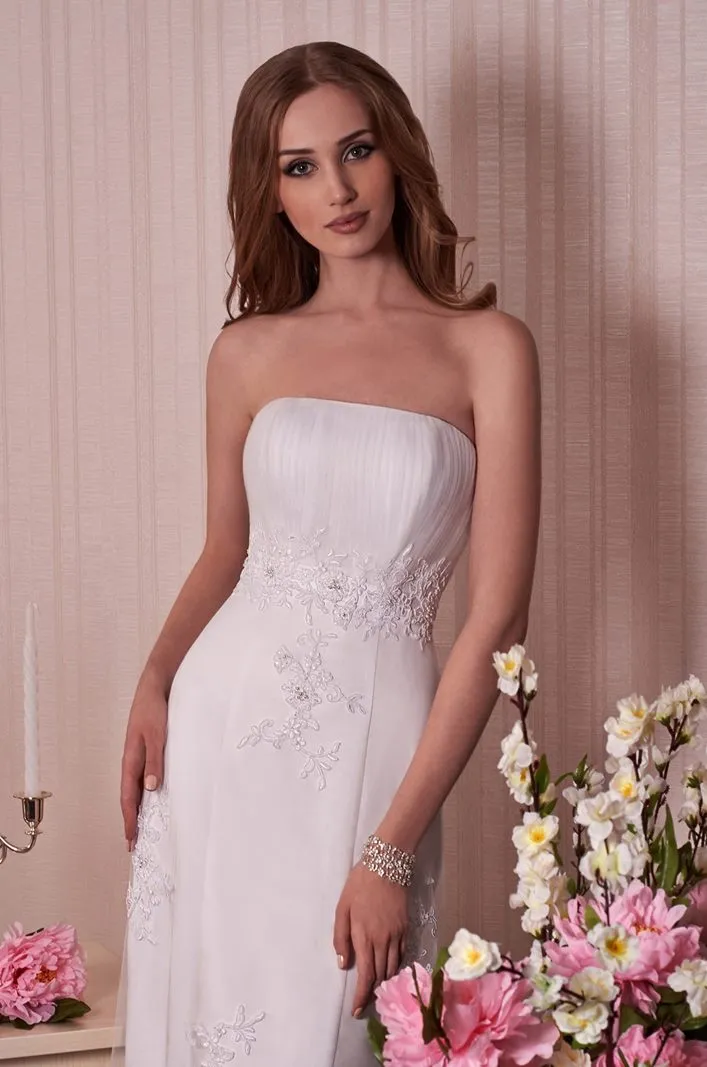 ---Elegant and simple wedding dress trends 2021 made in satin and tulle with lace appliqués--