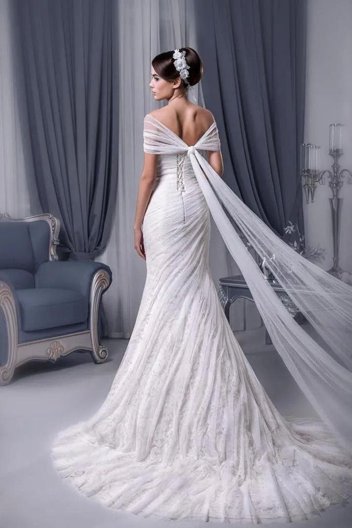 ---Particular mermaid wedding dress with a sweetheart neckline made of lace and tulle with straps and a beautiful watteau train-