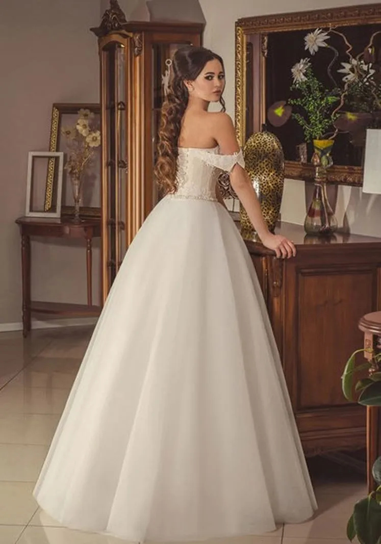 ---Princess Sissi wedding dress with lace bodice and full tulle skirt--