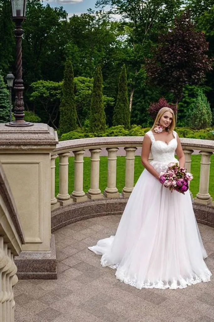 ---Simple wedding dress for large sizes, a romantic model with a sweetheart neckline and straps that form a lace bodice that fit