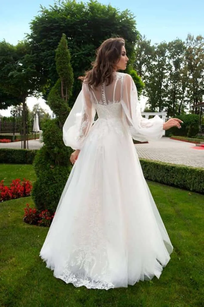 ---Trapani is a boho chic style wedding dress worthy of witnessing a civil wedding in autumn--