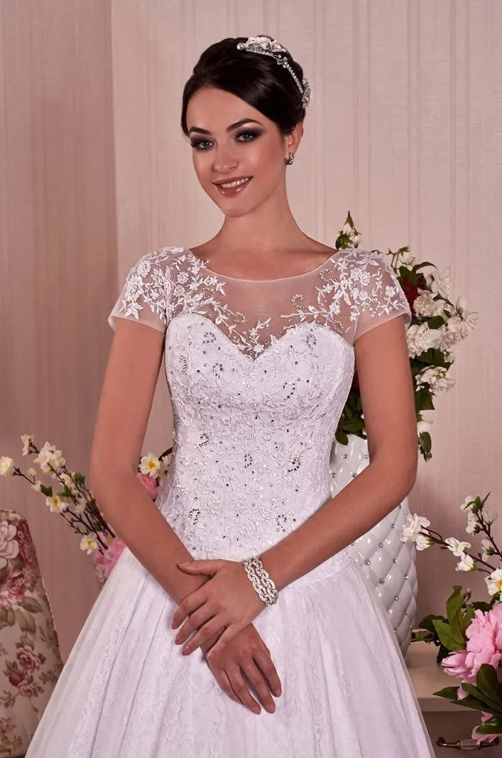 ---Very elegant classic wedding dress in tulle with lace appliques A line style at an cheap price from the 2021 collection--