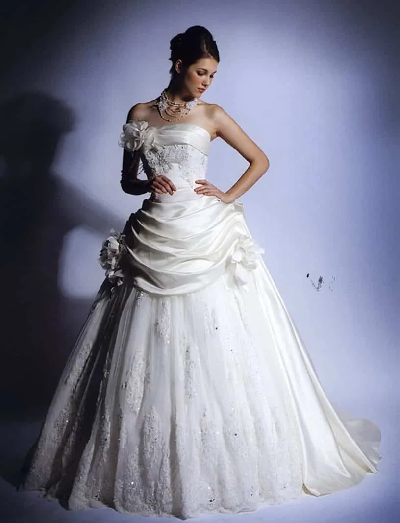 ---Very special wedding dress made of taffeta and lace with a straight neckline A line--