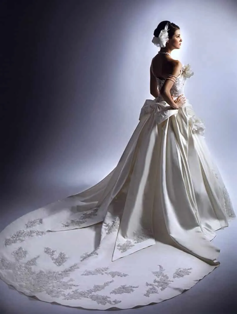 ---Very special wedding dress made of taffeta and lace with a straight neckline A line--