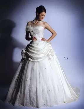 ---Very special wedding dress made of taffeta and lace with a straight neckline A line--