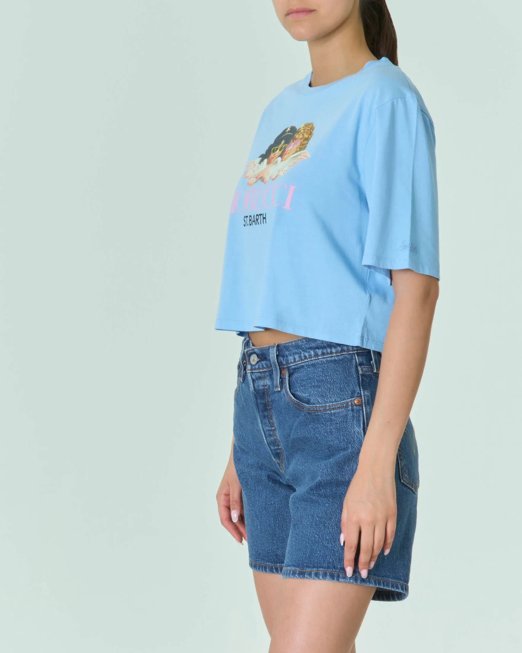 T-shirt cropped azzurra in cotone con stampa Angels Fiorucci sul davanti e maniche corte