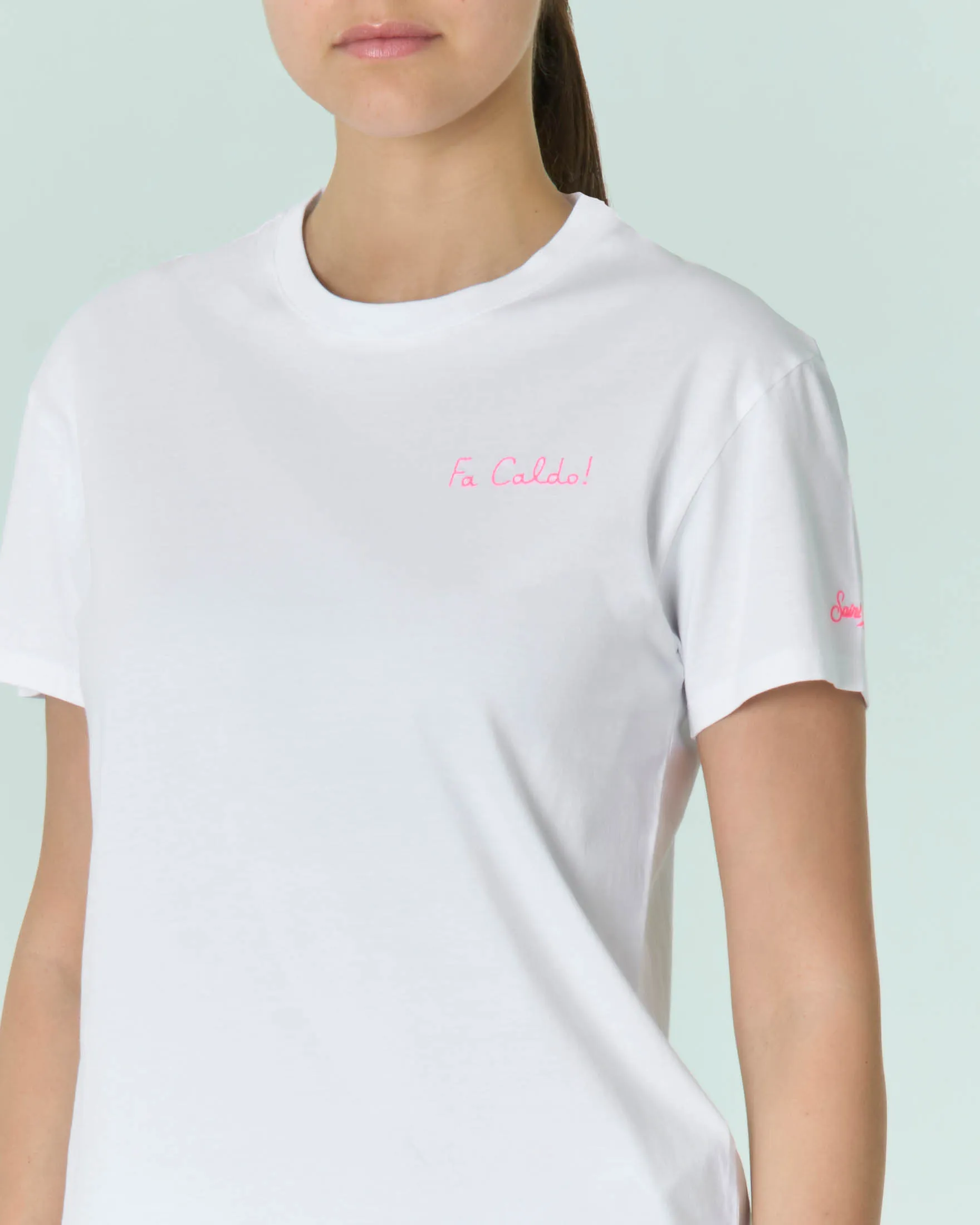 T-shirt in cotone bianca con scritta fucsia Fa caldo! ricamata sul petto